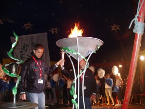 mo-metallkunst, Pokal-und-Olympia-Flamme-Special-Olympics
